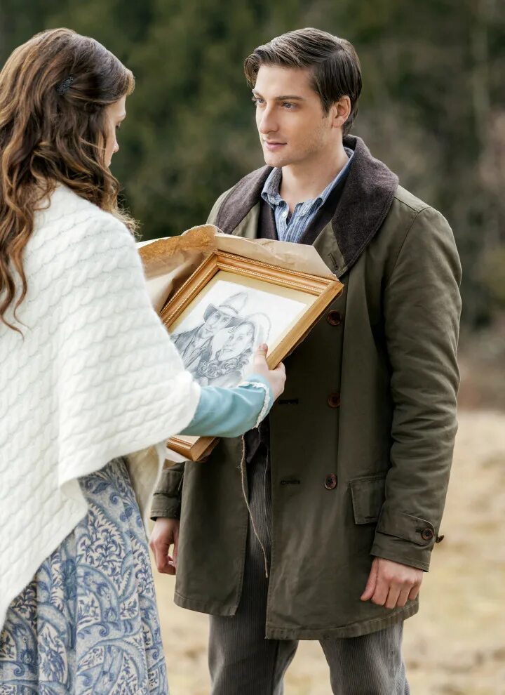 Самые красивые актеры холмарк. Меган фокс с сыновьями 2020. Фильм девичник 2008. Романтические фильмы. Эросессия двух девушек.