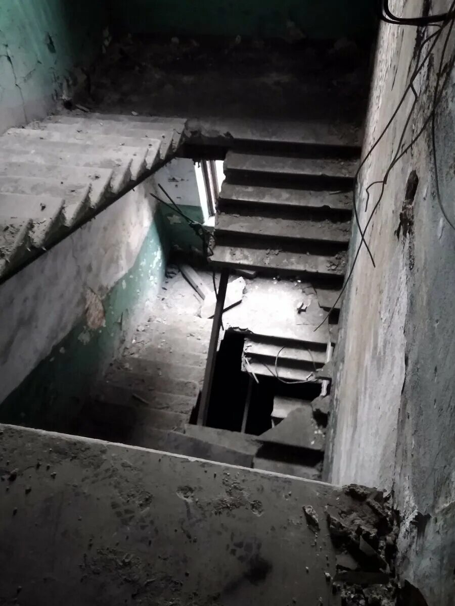 Сон приснилась лестница. Страшный подъезд. Разрушенная лестница. Страшная лестница. Страшный подтезд.