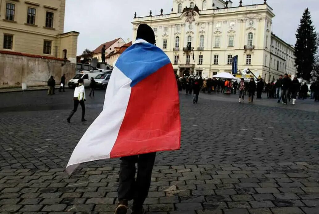 Чехословакия люди. Парламент Чехии. Флаг Чехия. Россия и Чехия отношения. Чехия Евросоюз.