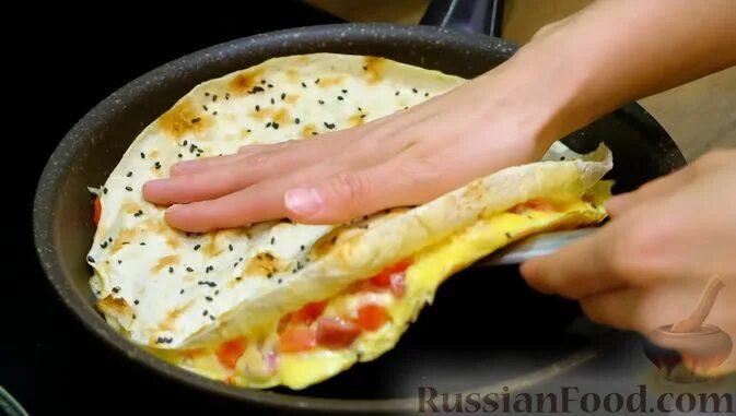 Тортилья колбаса сыр яйцо на сковороде. Завтрак из лаваша. завтрак из лаваша и яиц на сковороде. яичница в лаваше на сковороде. лаваш с яйцом и сыром на сковороде на завтрак.