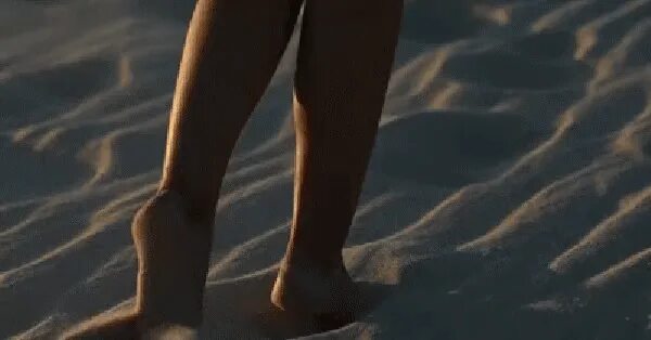 Ножки девушек. Ножки на каблуках. Ножки на море. Смешная походка. Блестящие ноги девушек.