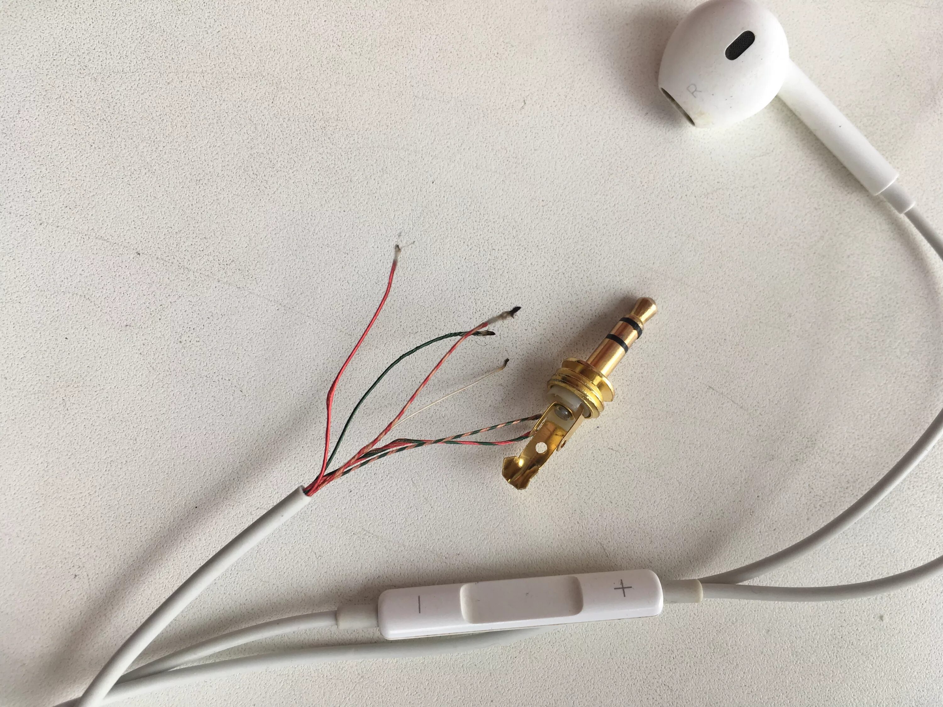 Как починить наушники если один не работает. Распайка наушников apple earpods 3,5. распайка гарнитуры apple 3.5. наушники для айфона проводные распайка. распайка наушников с микрофоном iphone 5.