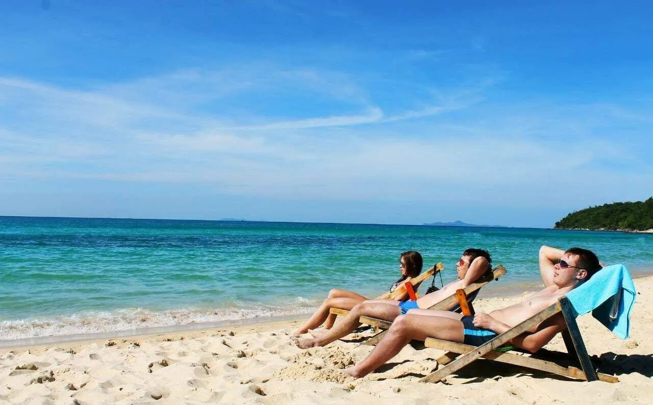 Сейшельские острова туристы. Путевки в тайланд в феврале. Longtail boat, thailand. Сейшелы курорты. Сей шейла острова.