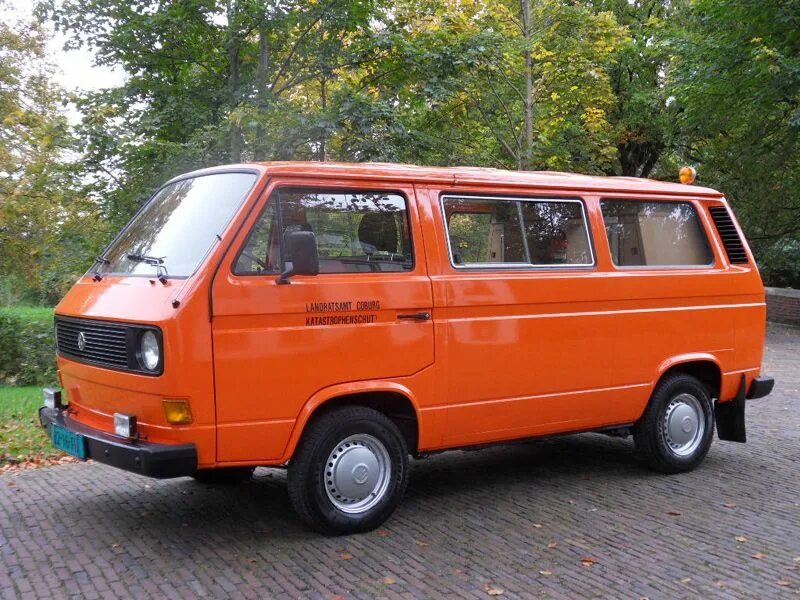 Фольксваген т2 купить. Фольксваген Транспортер т3. Volkswagen Transporter t3 оранжевый. Фольксваген Транспортер т3 Каравелла. Фольксваген Транспортер 1990 т 3.