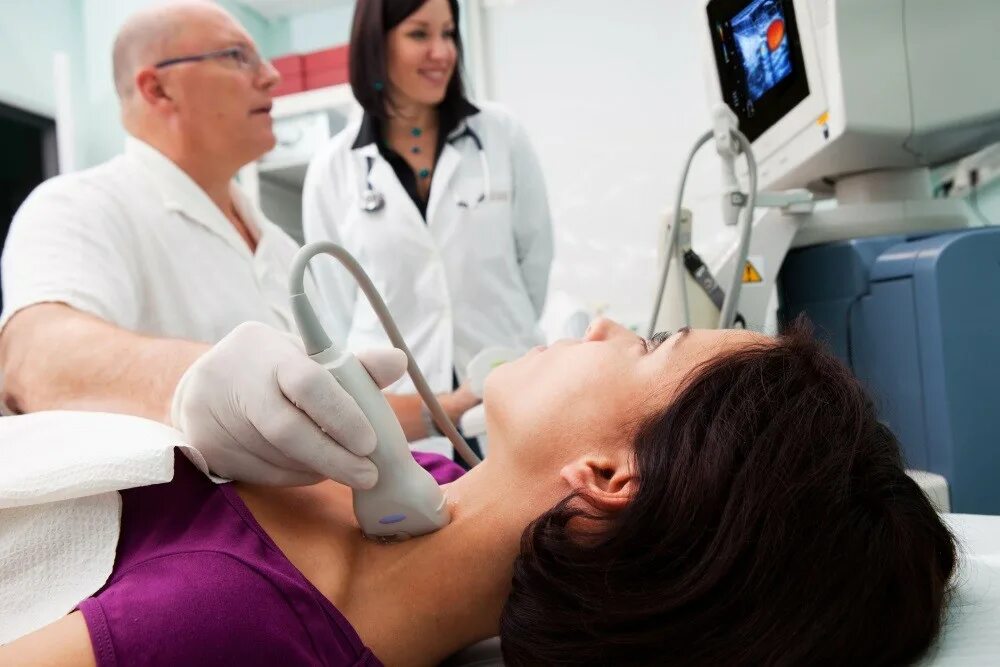 Как пройти женщина. Как пройти женщина. Гинекологическое обследование. Гинекологическое исследование девочек. Женщина ставит.