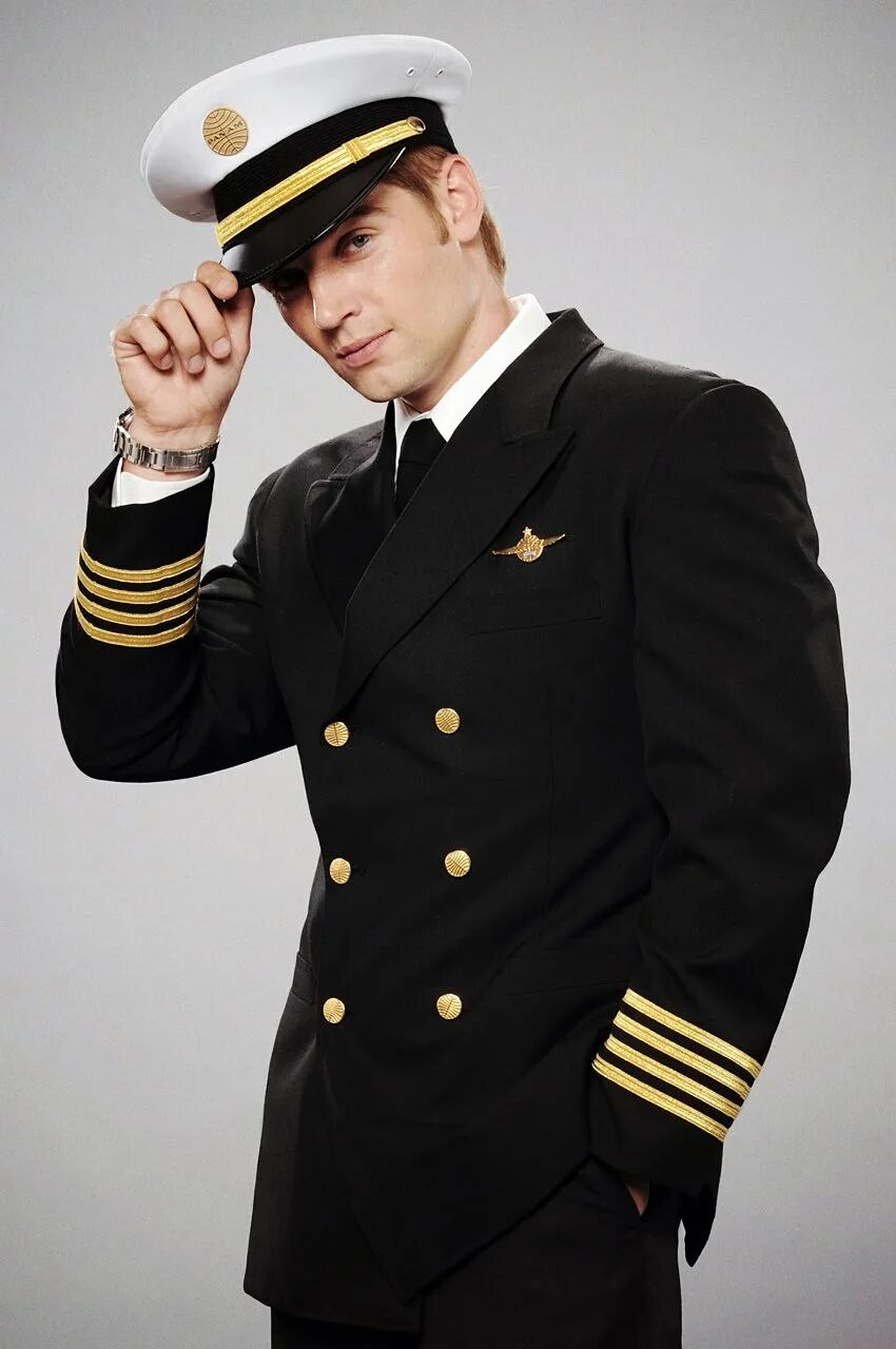 Как мужчинам быть форме. Красивые мужчины в форме. Красивые мужчины в военной форме. Парень в форме летчика. Мужчина Капитан.