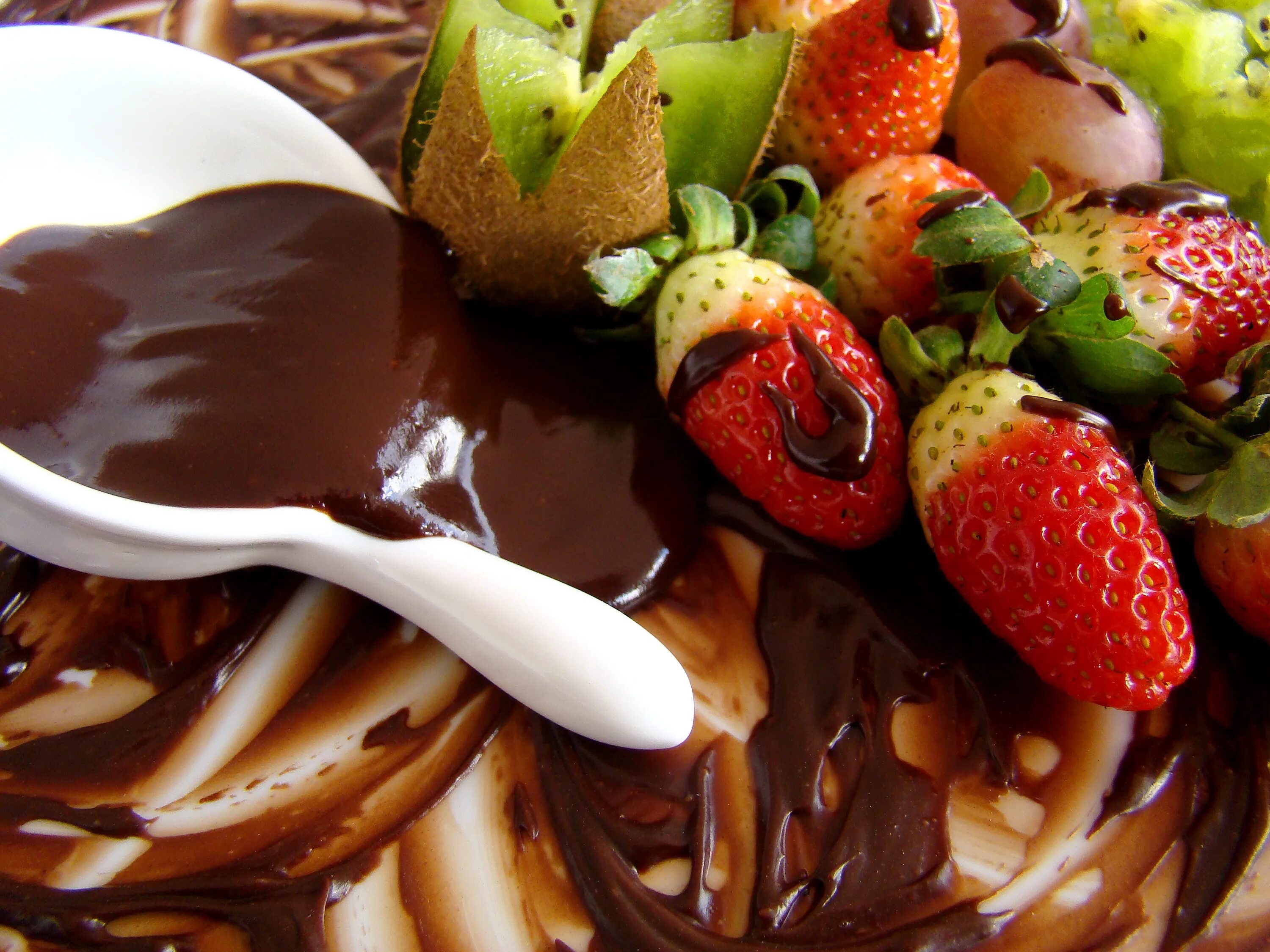 Включи вкусный. Сладкие блюда. Горячие сладкие блюда. Десертный шоколад. Аппетитные шоколадные Десерты.