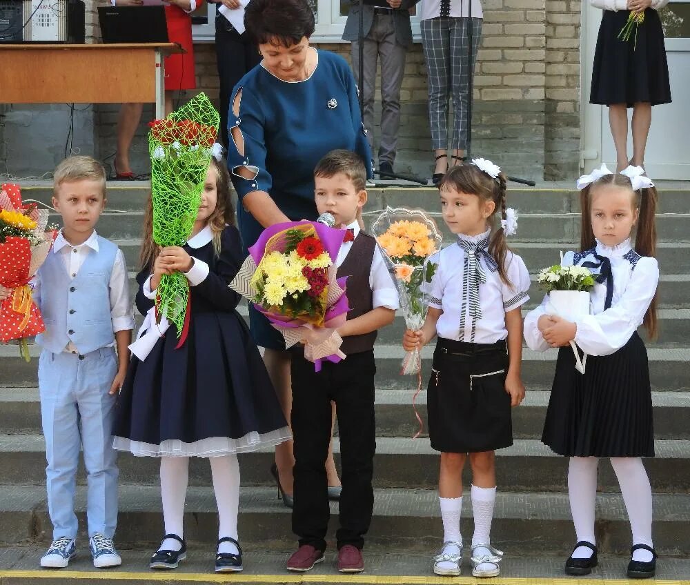 Линейка посвящение первых. Школьная линейка 1 сентября. Линейка посвященная 1 сентября. Поселок поспелихинский алтайского края школа 1сентября 2016 года. Линейка 1 сентября.