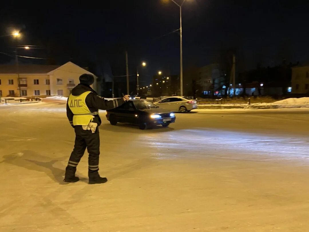 Автомобилисты нижний тагил. Автомобилисты нижний тагил. Пешеход с телефоном. Светофор нижний тагил. Дпс опрашивает на дороге.
