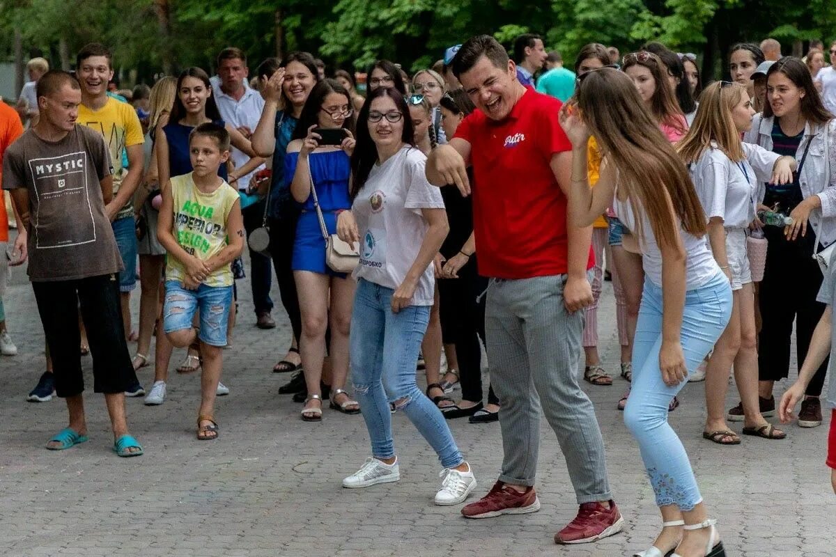 Дает русская молодежь. День молодежи празднование. С праздником молодежи. С днем молодежи. Русская молодежь.