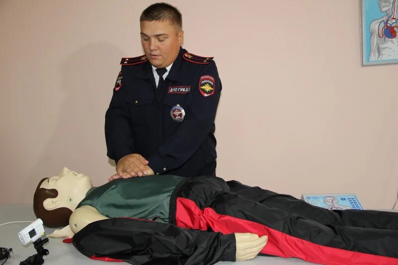 Оказание первой помощи сотрудниками полиции. Полицейский оказывает первую помощь. Полиция оказывает первую помощь. Полицейский оказывает первую помощь. Оказание первой помощи полиция.
