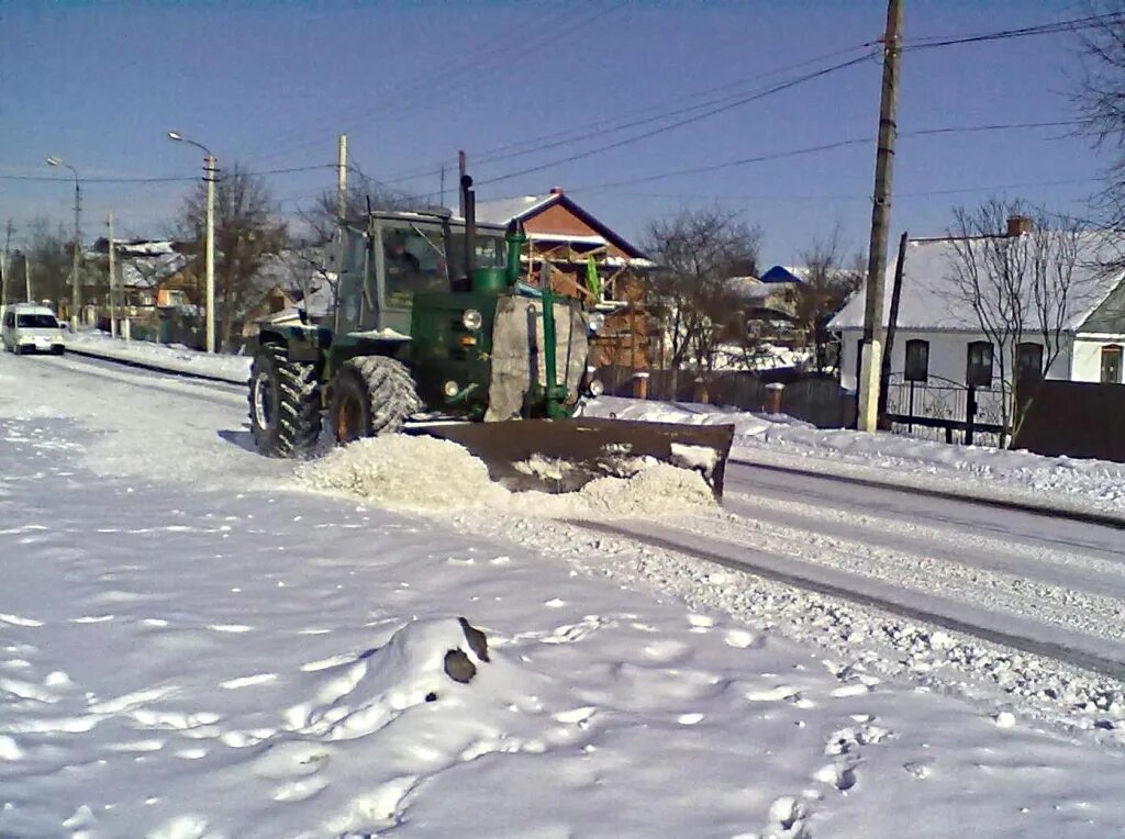 Расчистка дорог от снега. Расчистка дорог от снега в деревне. Очистка обочин от снега. Расчистка от снега придомовых территорий трактором. Чистить снег в деревне