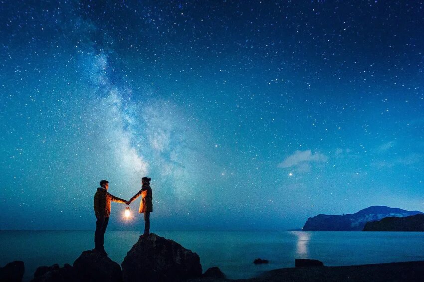 Пара под звездами. Костер любви. И мы вдвоем горим как звезды. И мы вдвоем горим как звезды. Влюбленные у костра.