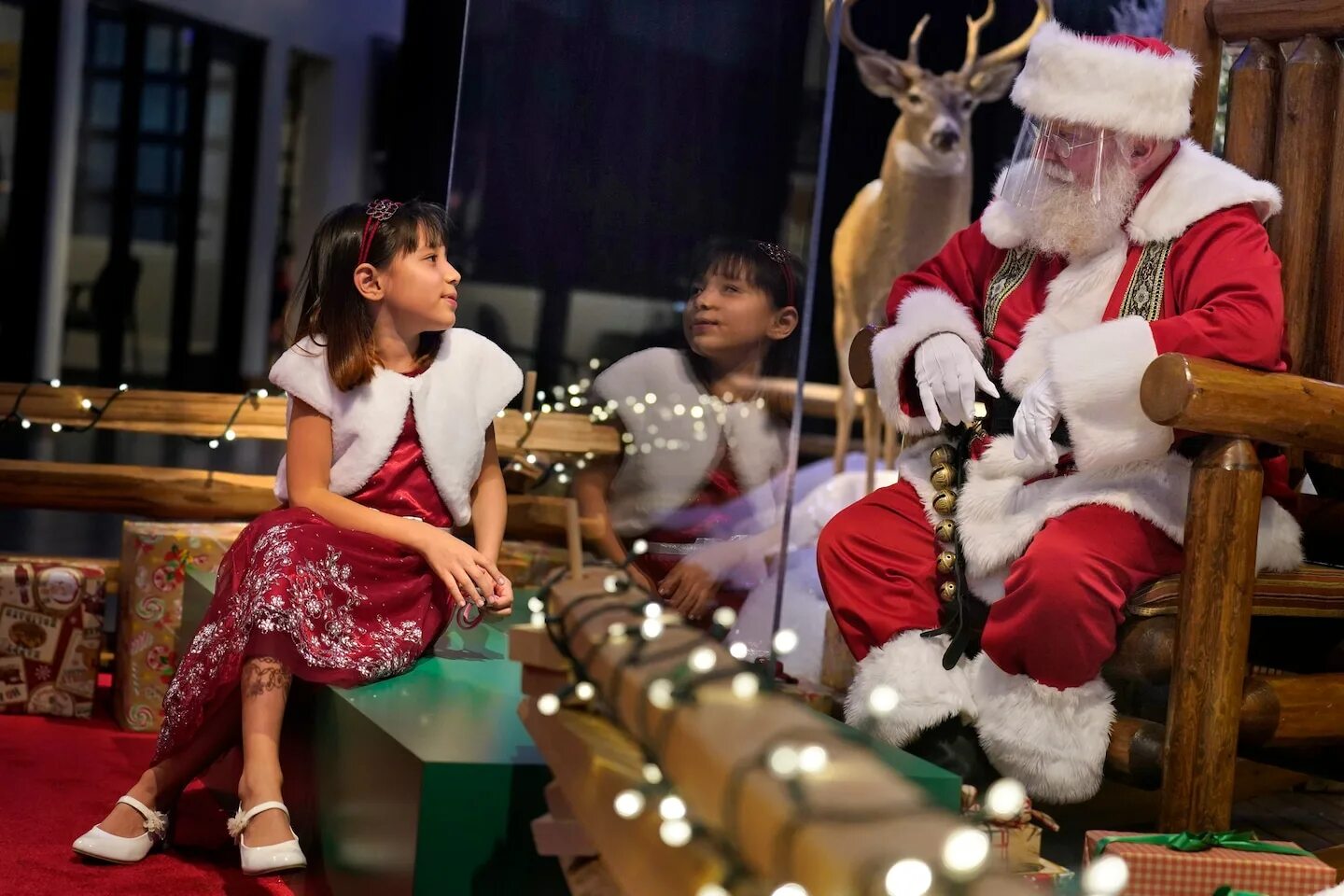 Santa's coming. Рождество в США. Санта Клаус в Америке. Рождество в США Санта Клаус. Санта в торговом центре.