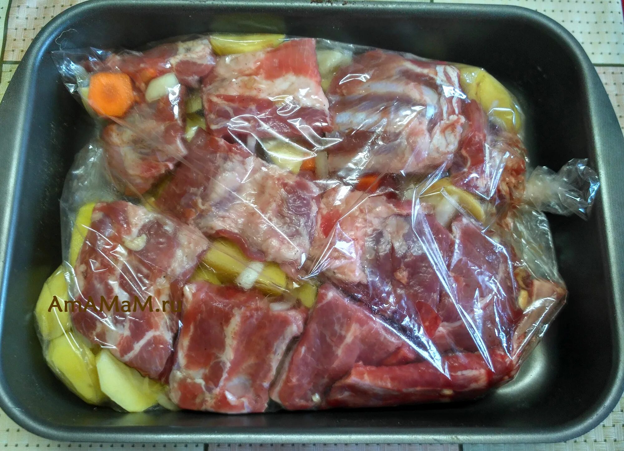 свинина с картошкой в духовке в рукаве. ребрышки с картошкой в пакете. ребра с овощами в духовке. свинина в духовке в рукаве для запекания. картошка с ребрышками в духовке в рукаве.