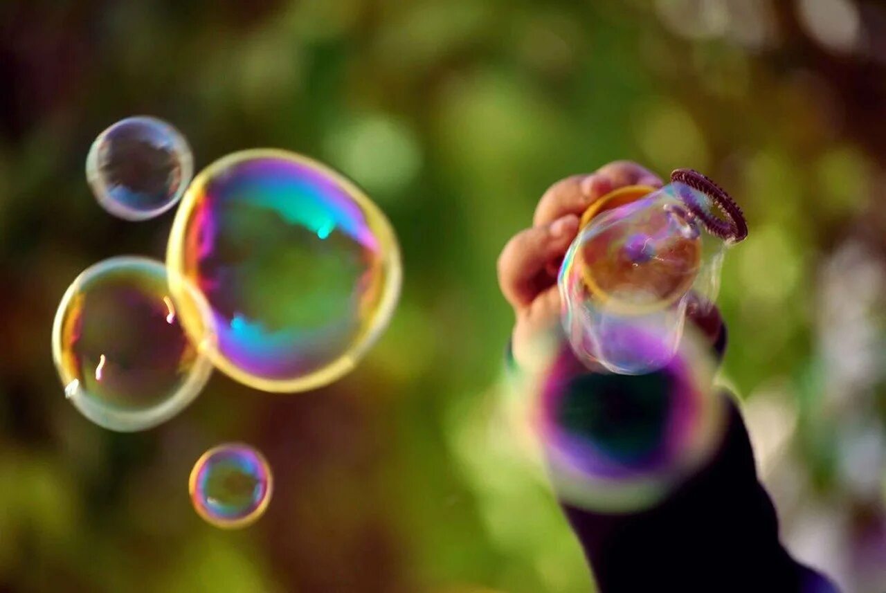Почему мыльные пузыри получаются. Мыльные пузыри. Разноцветные мыльные пузыри. Разноцветные пузыри. Волшебство мыльных пузырей.