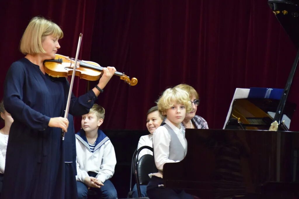 Музыкальные инструменты для детей. Преподаватель музыкальной школы. Занятие в музыкальной школе. Дети на музыкальном занятии. Урок пения со школьниками.