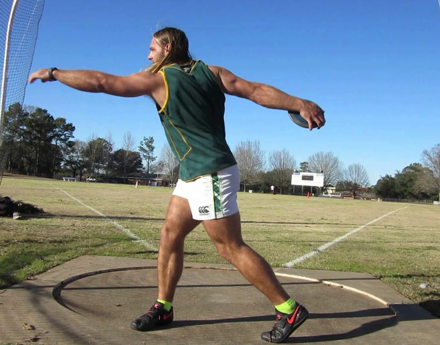 Метание диска в легкой атлетике. Метание молота в легкой атлетике. Discus спорт. Discus throwing.