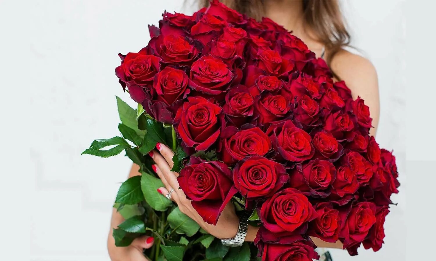 букет красных роз в руках. букет красных роз эстетика. 25 роз эксплорер 100см. ред наоми 101 букет. букет красных роз.