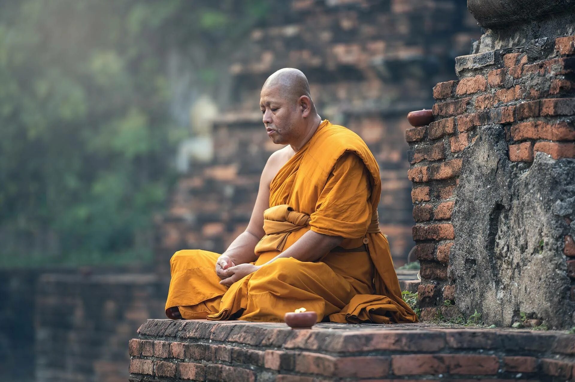 Буддисты. Буддадаса Бхиккху. Тхеравада-хинаяна. Тхеравада и махаяна. Тибетский монах медитирует.