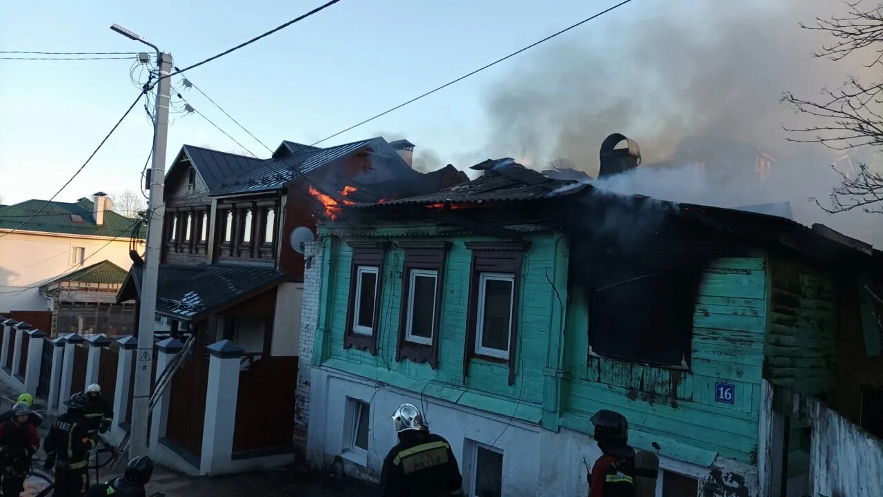 Пожар в доме. Пожар в частном доме. Сгоревший дом. Вечером 20 апреля