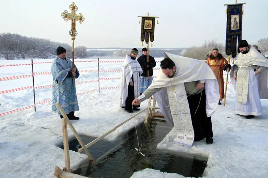 Перед крещенской водой. Окунание в прорубь на крещение 2022. Купель в храме. Купель в церкви на крещение. С Крещением 2022.