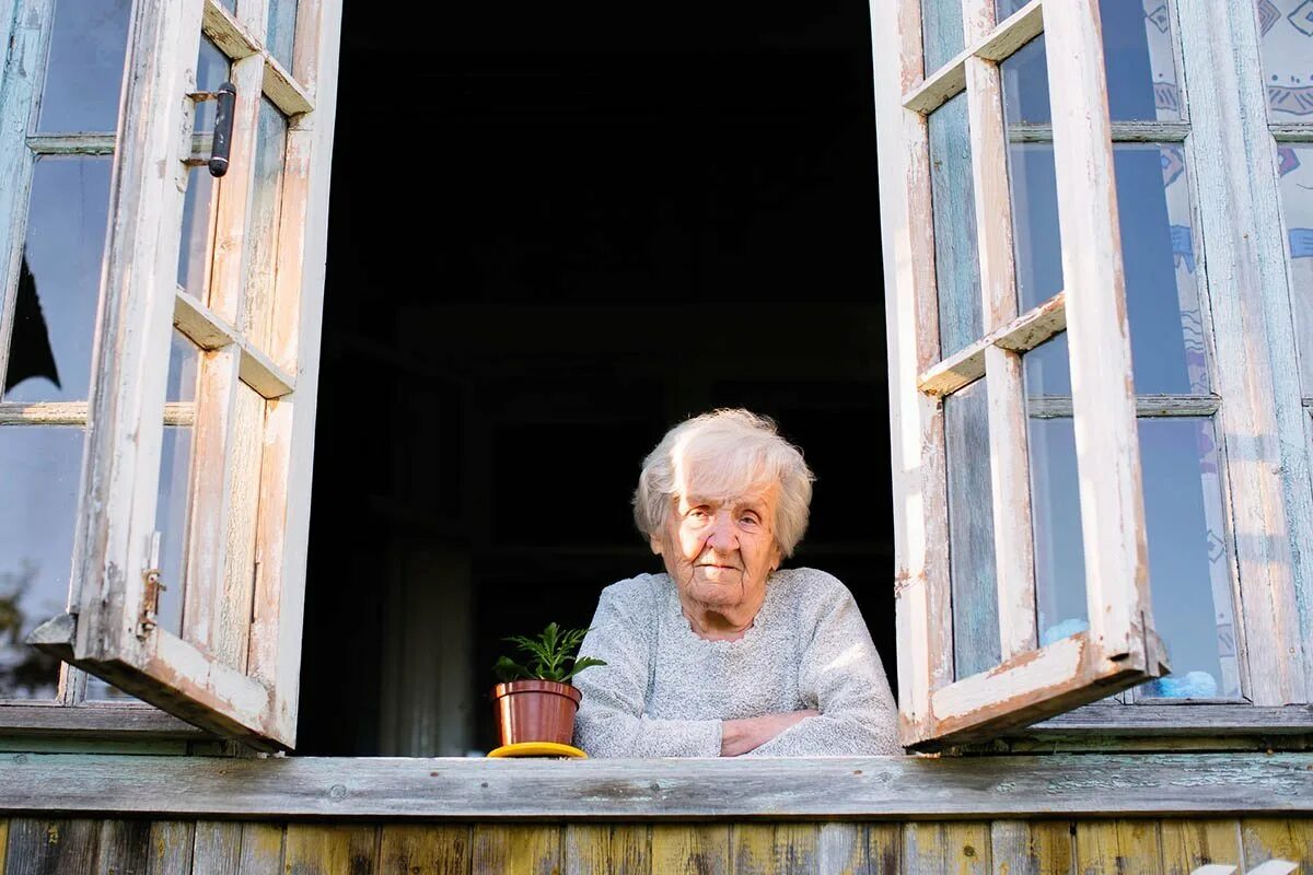 Жилье старика и старухи. Одиночество пожилых. Бабушка у окна. Старик у окна. Одинокие старики.