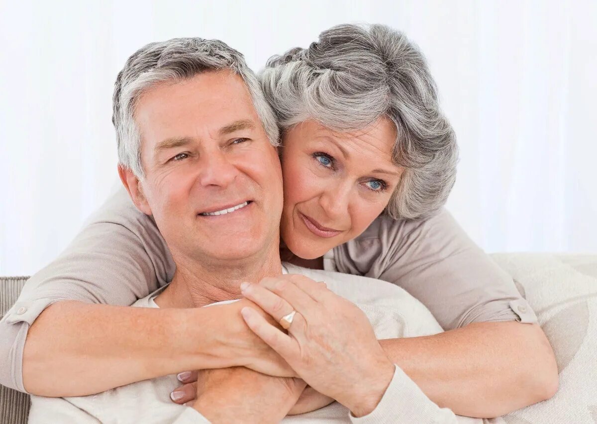 Пожилая и два молодых. Молодые и пожилые женщины. Две женщины 50 лет. Пожилая и два молодых. Красивые возрастные пары.