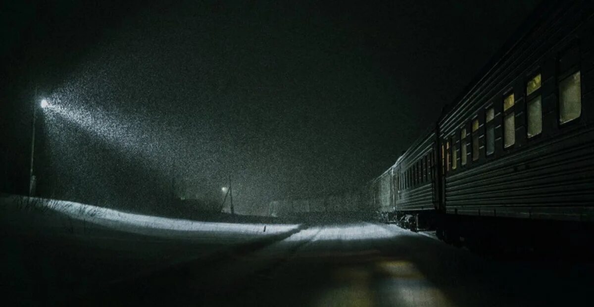 Перрон ночью. Поезд призрак РЖД. Ночной поезд. Поезд ночью. Поезд ночью зимой.