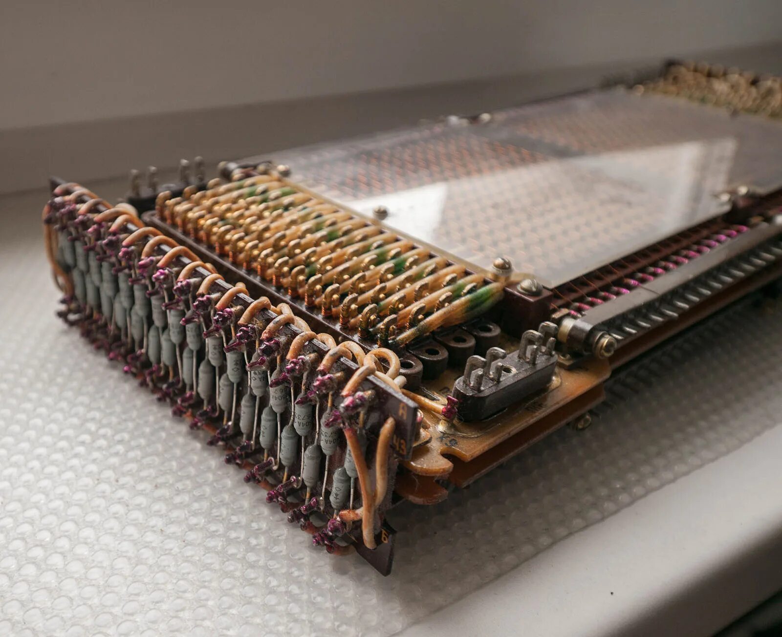 Пзу на ферритовых кольцах. Оперативная память на магнитных сердечниках. Бцвм «аргон-16». Ферритовое запоминающее устройство 5 букв сканворд. Плата свой чужой.