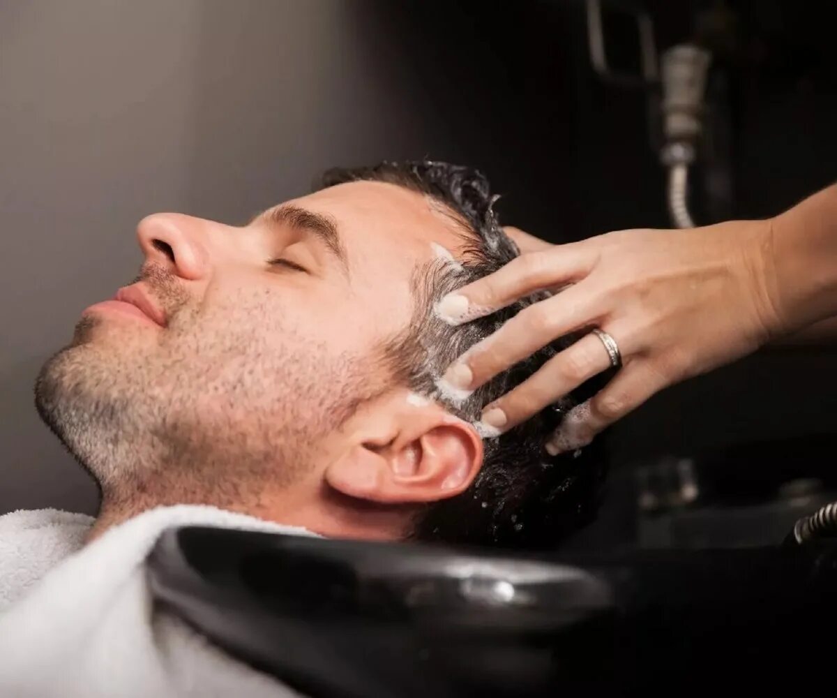 Мужчина моет волосы. Мытье головы мужское. Мытье волос мужчина. Мытьё головы в парикмахерской. Мытье мужской головы в салоне.