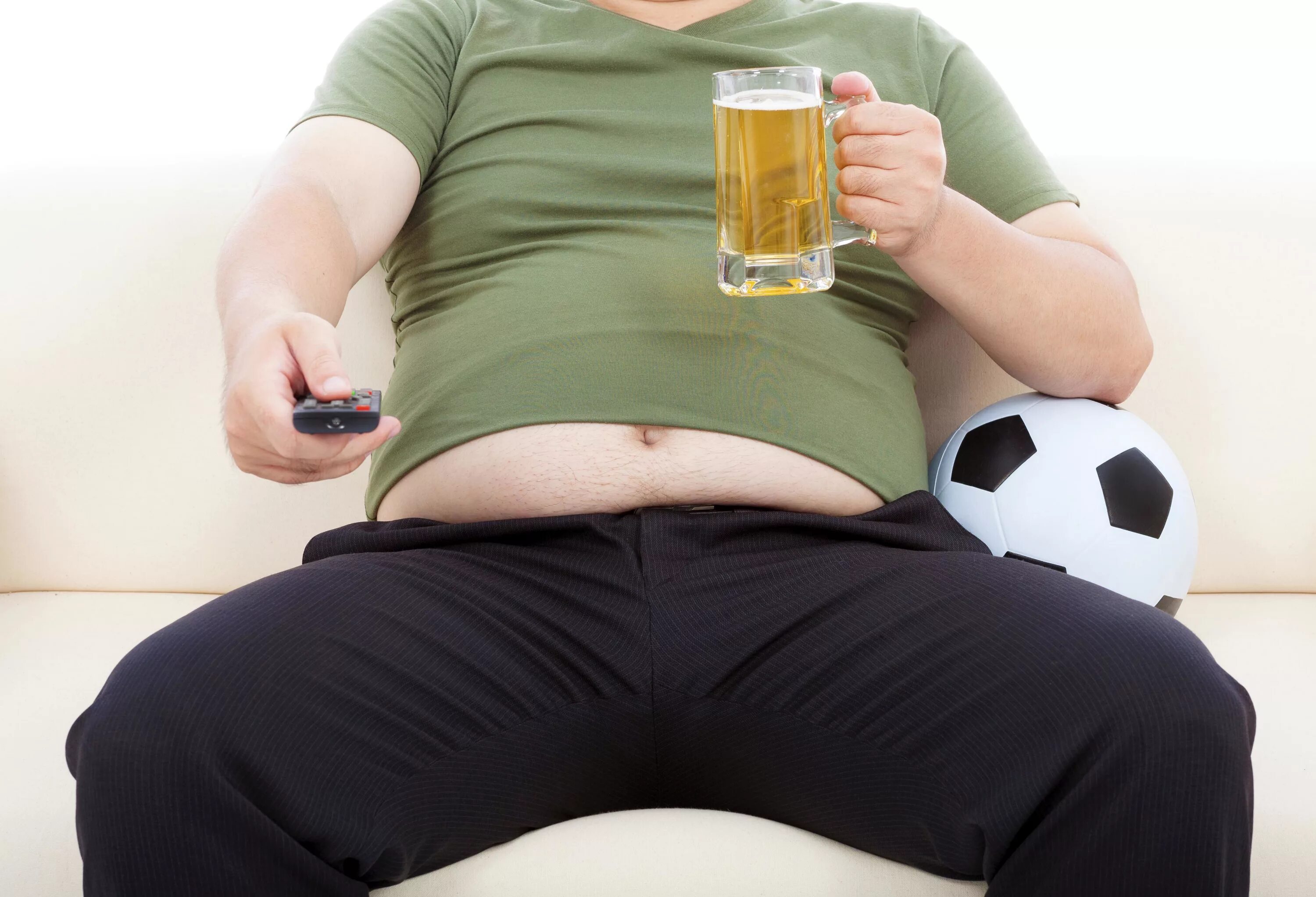 Толстый человек лежит. Мужик на диване с пивом. Мужикмна Ливане с пмвом. Мужчины с пивными животами на диване.