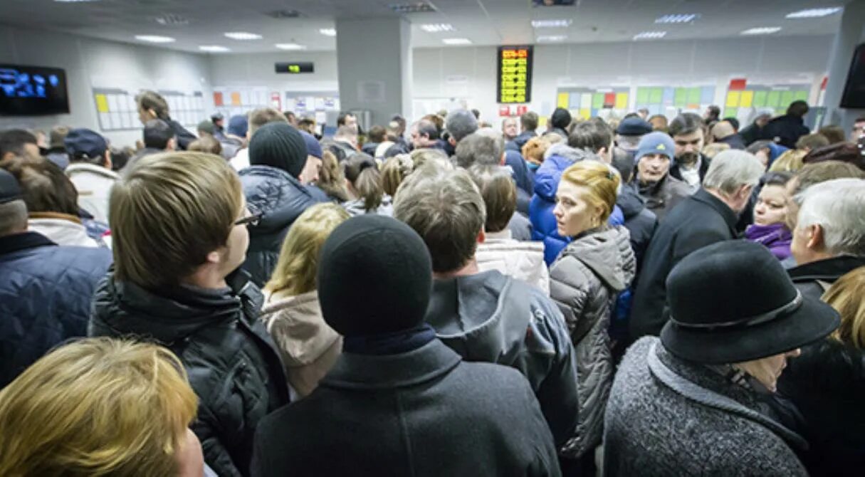 Очередь в налоговую. Очередь в налоговой инспекции. Очередь. Люди в очереди налоговая. Проявить очередь