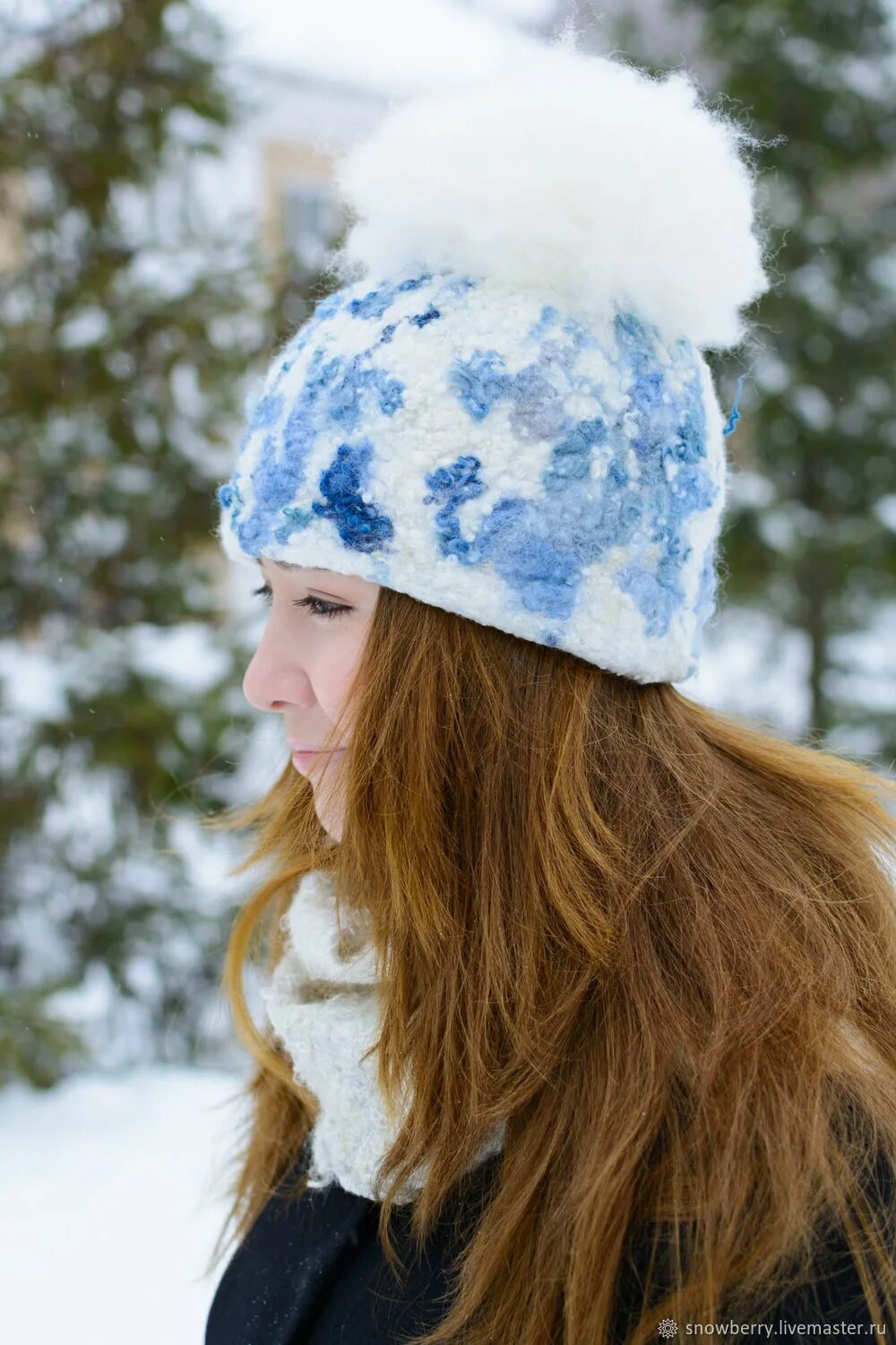 Девушка в шапке зимой. Анастасия жемчугова. Январь шапка зимы. Зимняя шапка с принтом. Девушка зимой в снегу.