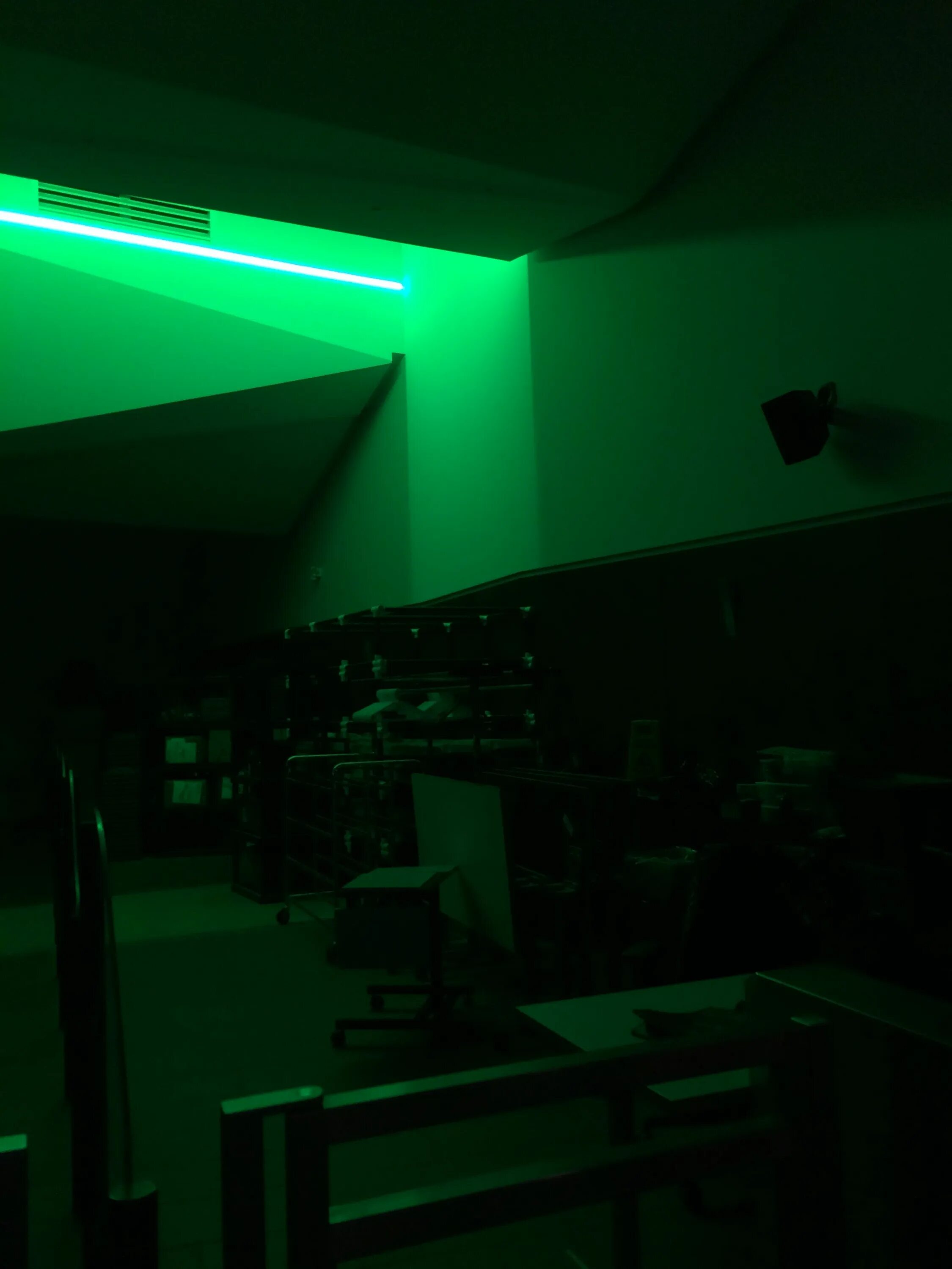 Зеленая неоновая комната. Комната с зеленой подсветкой. Подсветка в комнату неоновая зеленая. Зеленый неон комната.
