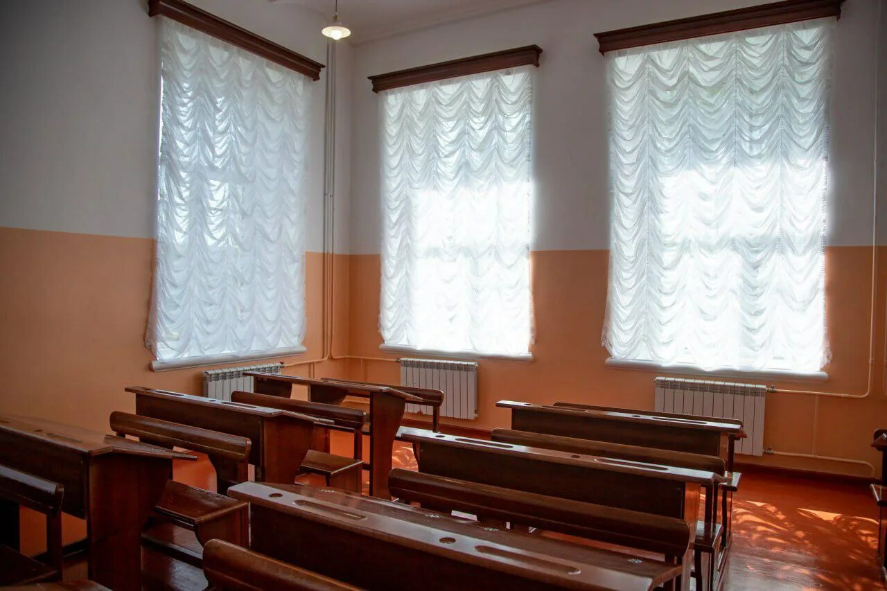 В классе 17 парт за 3 партами. Учителя алексеевская гимназия. алексеевская гимназия благовещенск учителя. заброшенные залы с партами в институте. фото алексеевской гимназии аткарск.