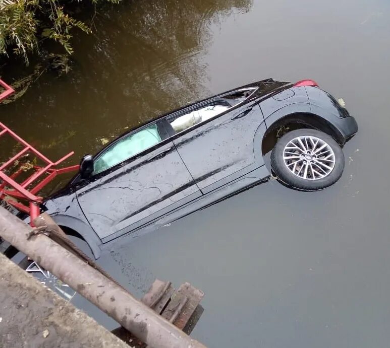 Падали машины в воду. Машина упала с моста в реку. Машина упала в реку. Машина упала в речку.