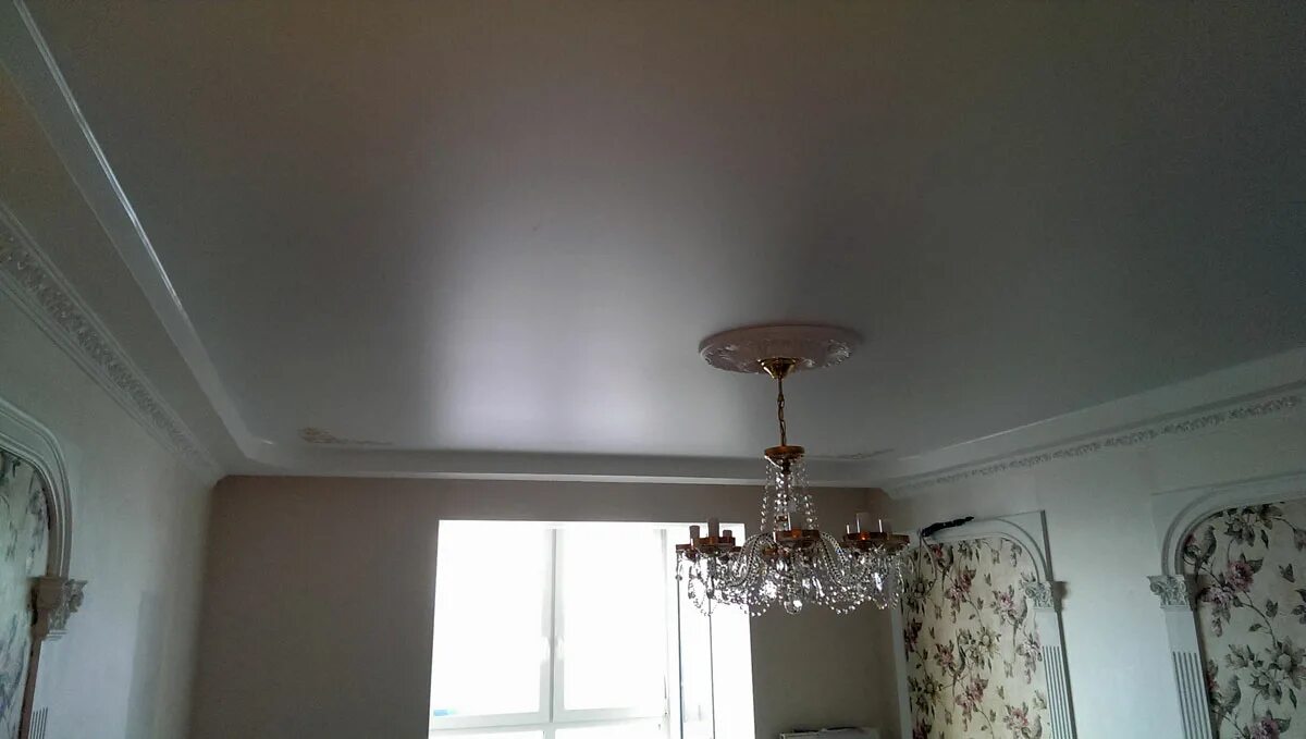 сатиновые натяжные потолки саранск. белый сатиновый натяжной потолок. саранск натяжные потолки сатиновые. саранск натяжные потолки сатиновые. натяжной потолок матовый белый фото как выглядит с люстрой.