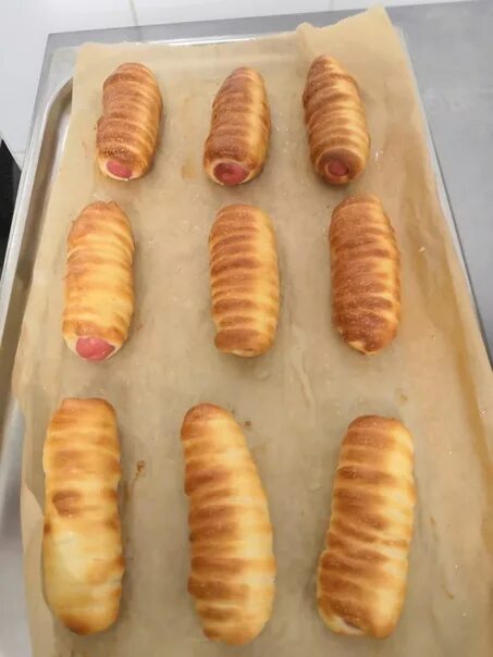 Красивые сосиски в тесте. Жареные сосиски. Сардельки запеченные в духовке. Сосиски в тесте в духовке. Сардельки в духовке.