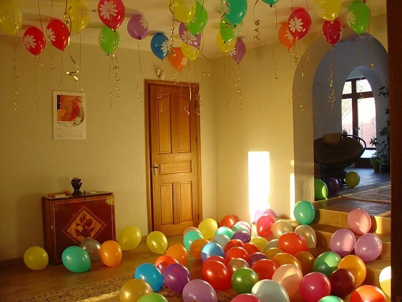 Воздушные шарики в комнате. Украшение комнаты шарами. Украшение комнаты шарами на день рождения. Воздушные шары в комнате. Украсить комнату шариками.