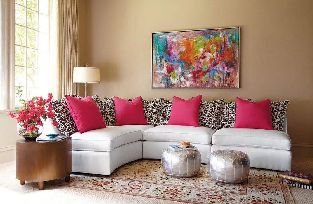 Цвет диванов в интерьере гостиной. Яркие картины для интерьера. Яркий интерьер гостиной. Яркие подушки в интерьере. Стильные картины для интерьера.