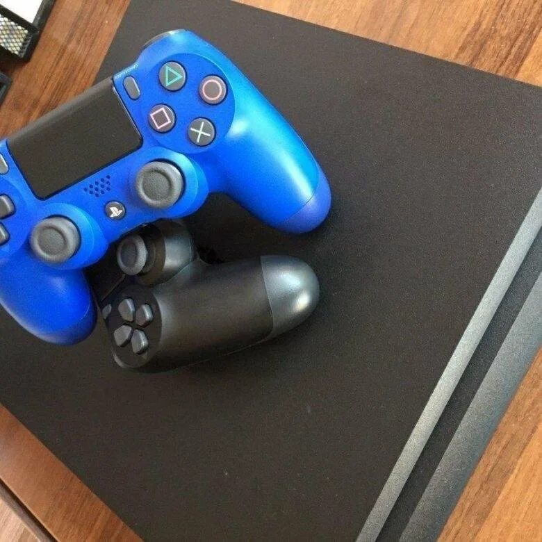 Джойстик slim. PLAYSTATION 4 Slim 2 Joystick. PLAYSTATION 4 1 TB 2 Dualshock. Ps4 Slim with 2 Gamepad. Sony ps4 Slim с синим джойстиком.