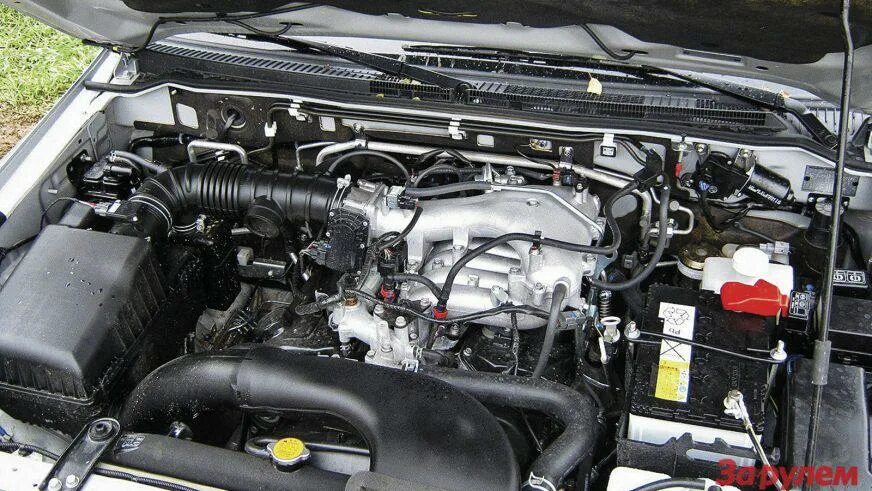 Митсубиси паджеро спорт 1 двигатели. Двигатель Mitsubishi Pajero 3.0. Митсубиси Паджеро 4 3.8 моторный отсек. Мотор Митсубиси Паджеро 3.2 дизель. Мотор 3.8 Паджеро 4.
