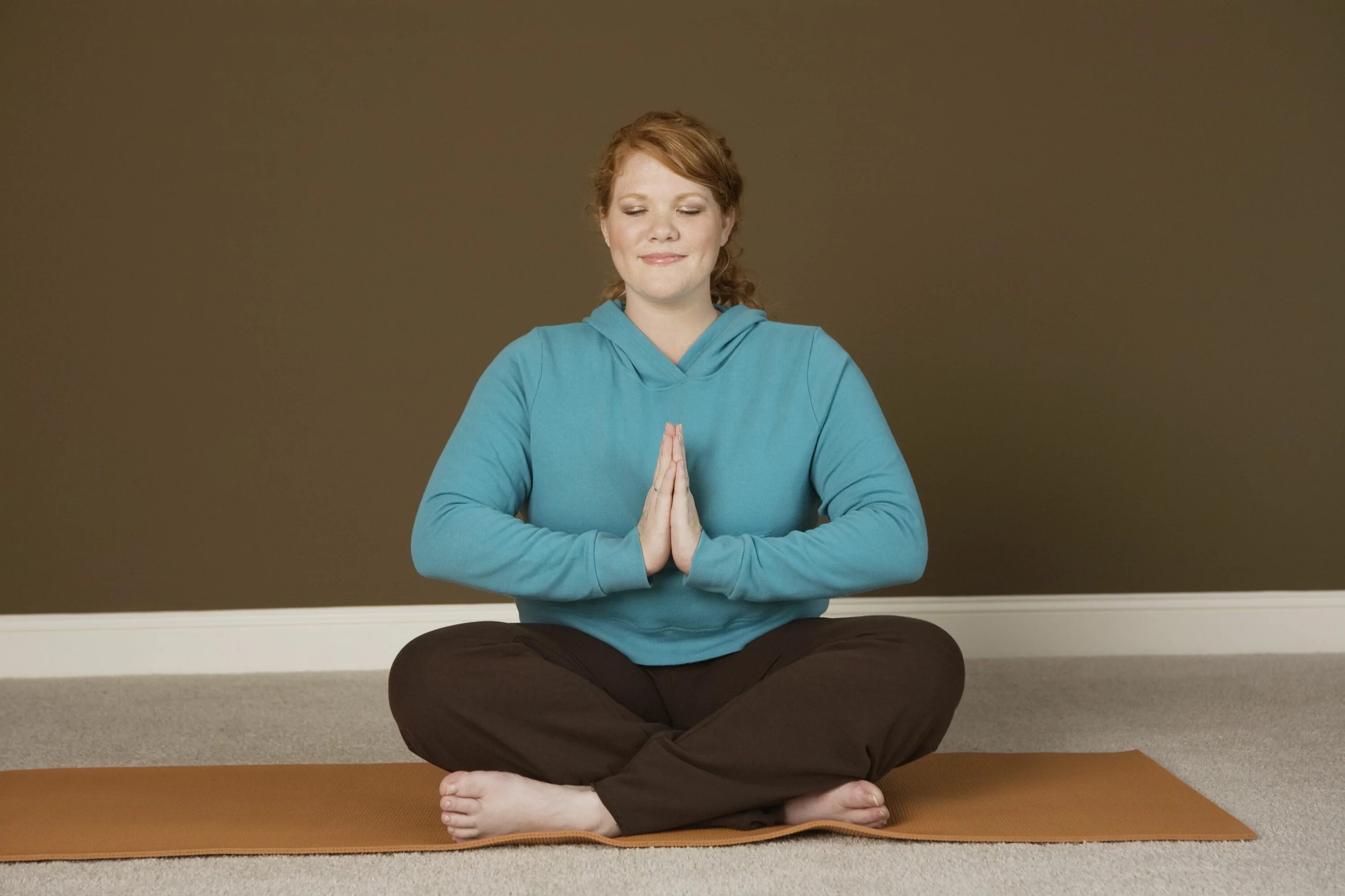 Медитации вес. Йога для полных женщин. Полная женщина медитирует. Йога для похудения.