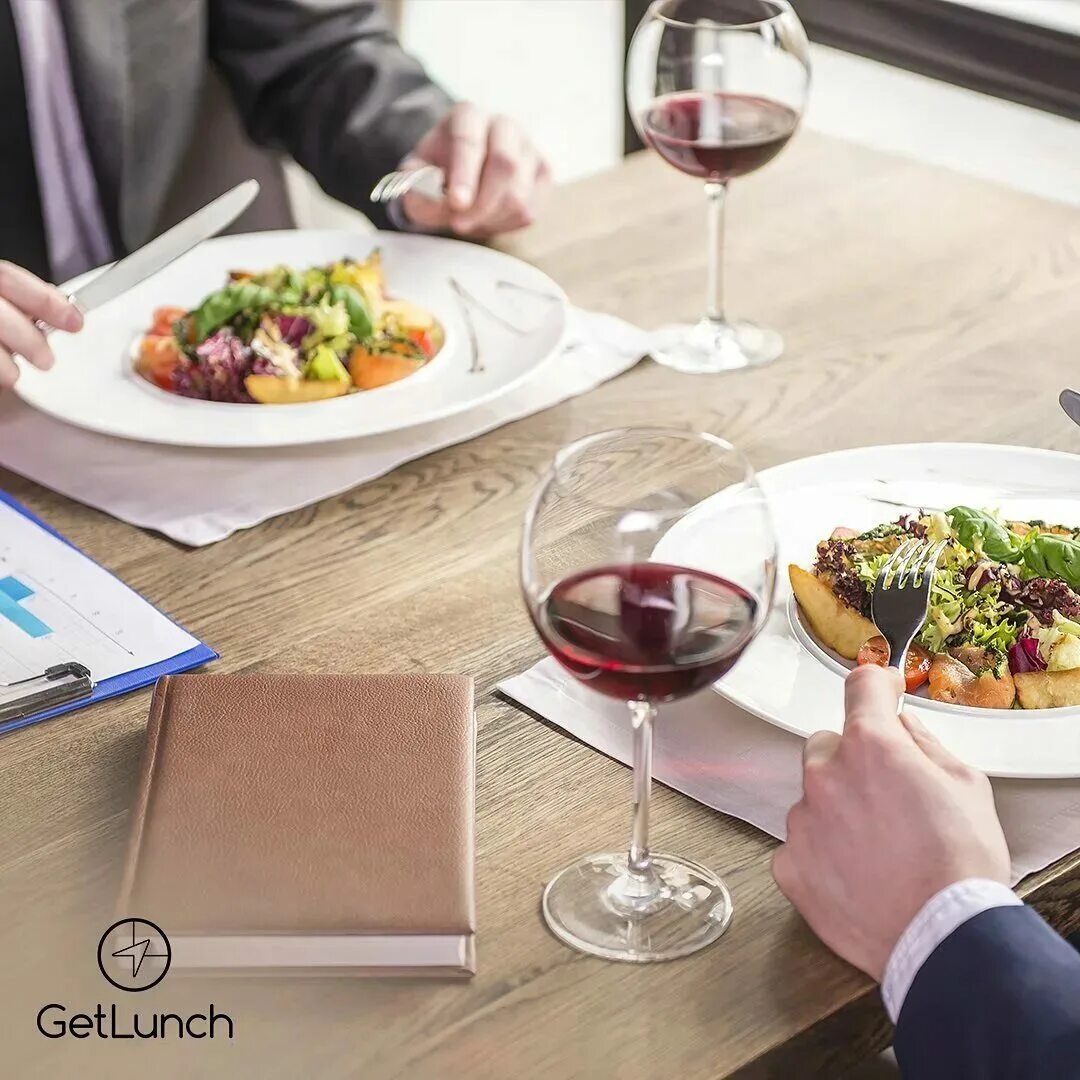 люди в ресторане. деловой ужин. этикет делового обеда. деловой обед. деловой этикет.