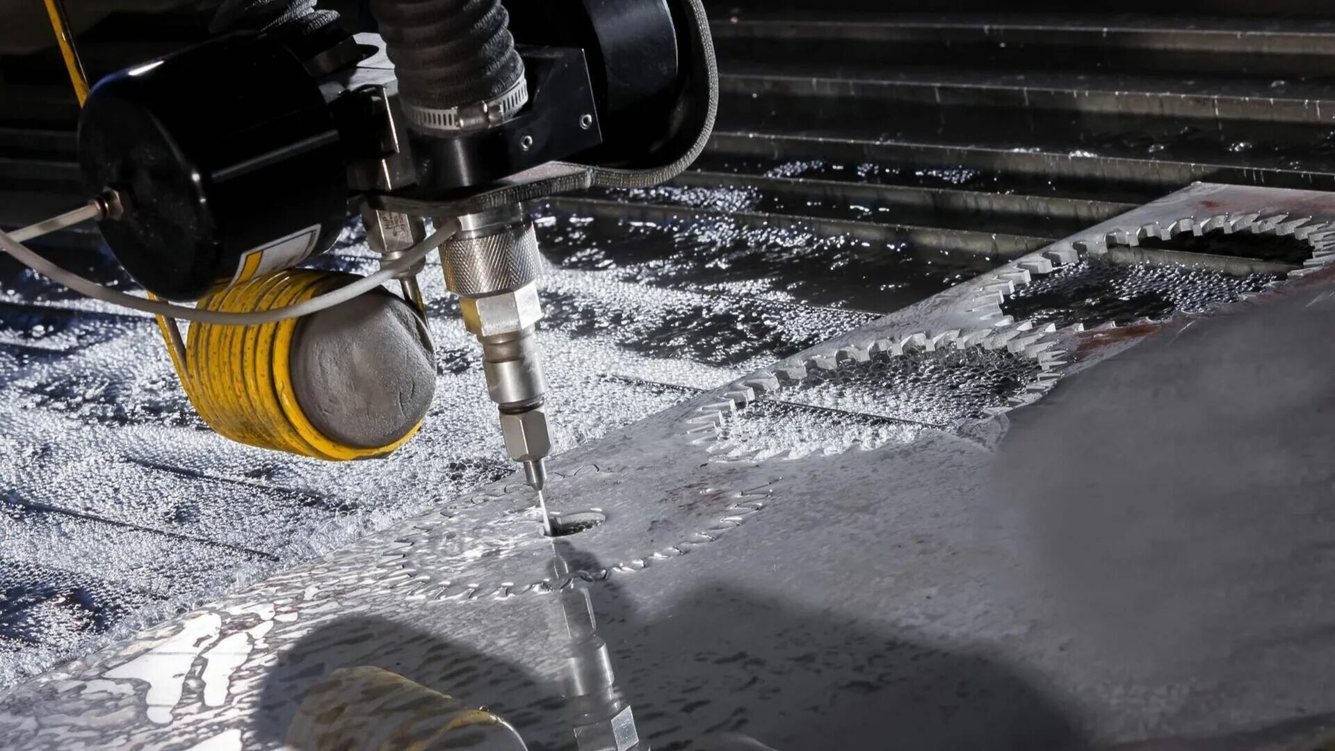 Водяной резак. Гидроабразивная резка Waterjet. Гидрорез Water Jet. Станок гидрорезка металла. Ватерджет резка.