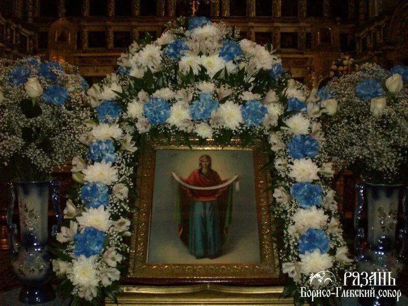 рождество пресвятой богородицы храмовая флористика. рождество пресвятой богородицы храмовая флористика. храмовая флористика на николая чудотворца. украшение храма на покров пресвятой богородицы. цветы синего цвета в украшении храма.