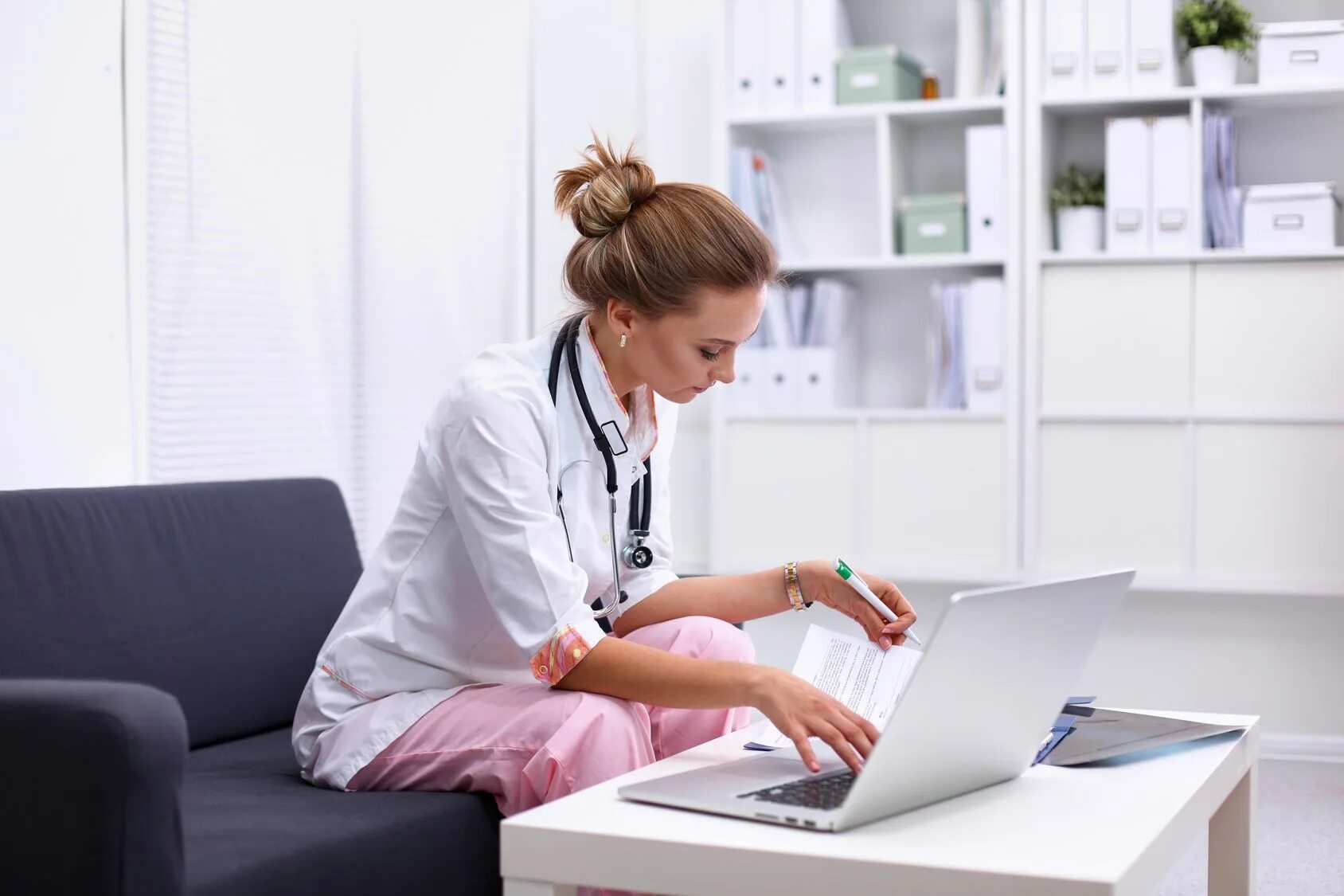 Консультирование врача. Врач терапевт. Нужна консультация врача. Консультация врача. Нужна консультация врача.