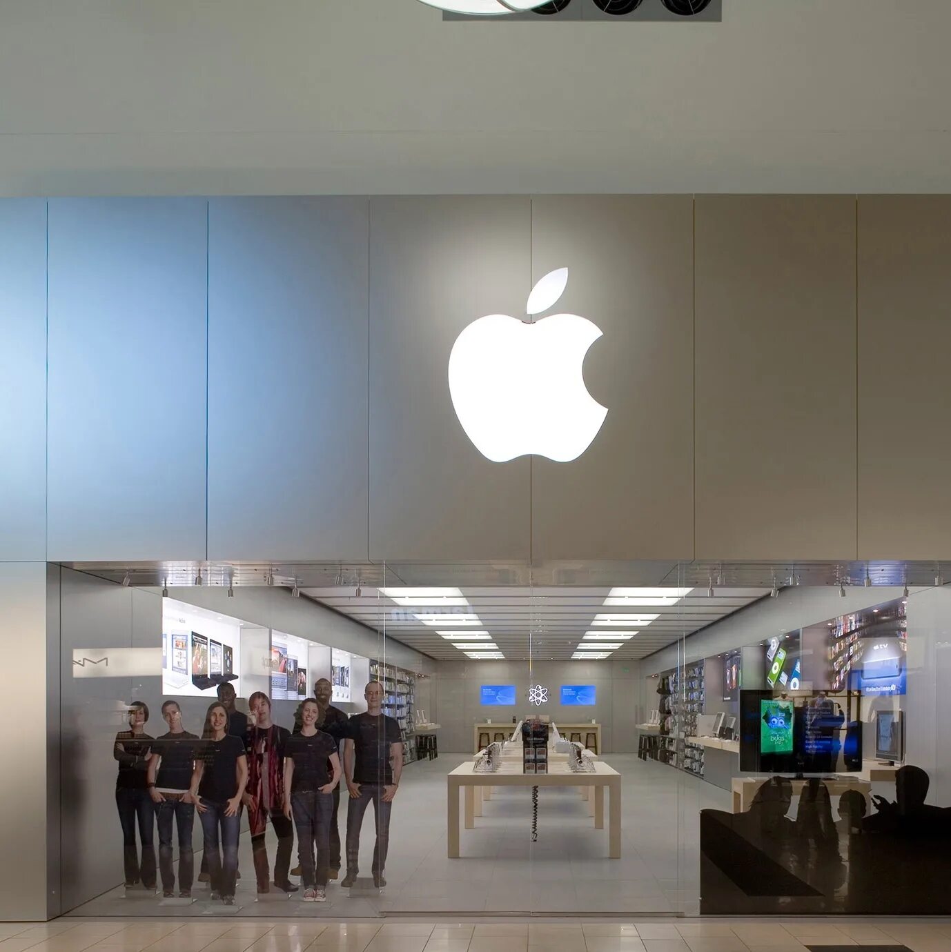 Apple store в россии. Apple Store 2022. Новосибирск улица Ленина 84 Apple Store. Айфон магазин эпл. Apple Store 1990.