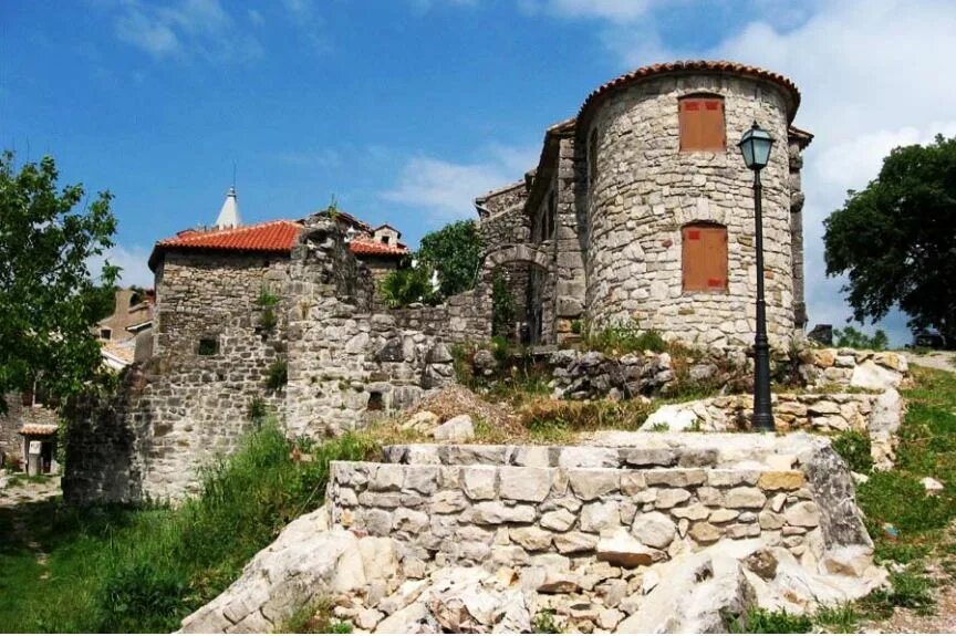 Город хум хорватия. Как называется самый маленький город. Самый маленький город хорватии хум. Самый маленький город хорватии хум. Самый маленький город хорватии хум.